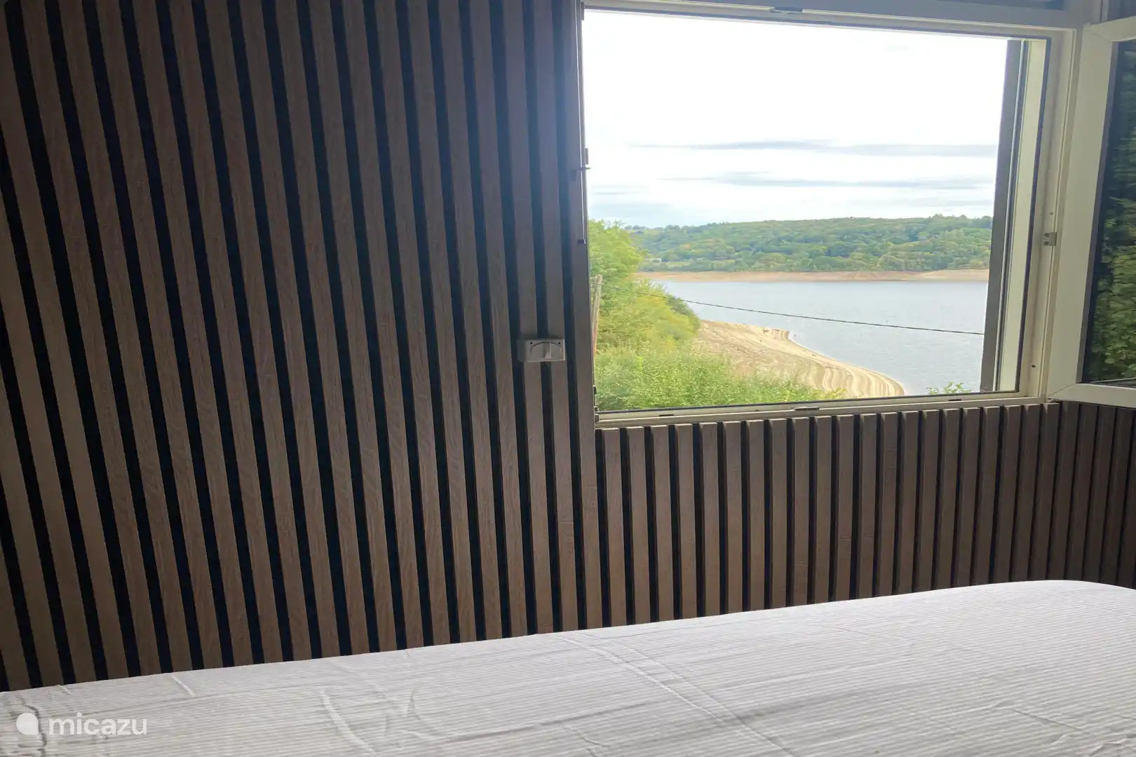 Vanuit de slaapkamer uitzicht over het meer