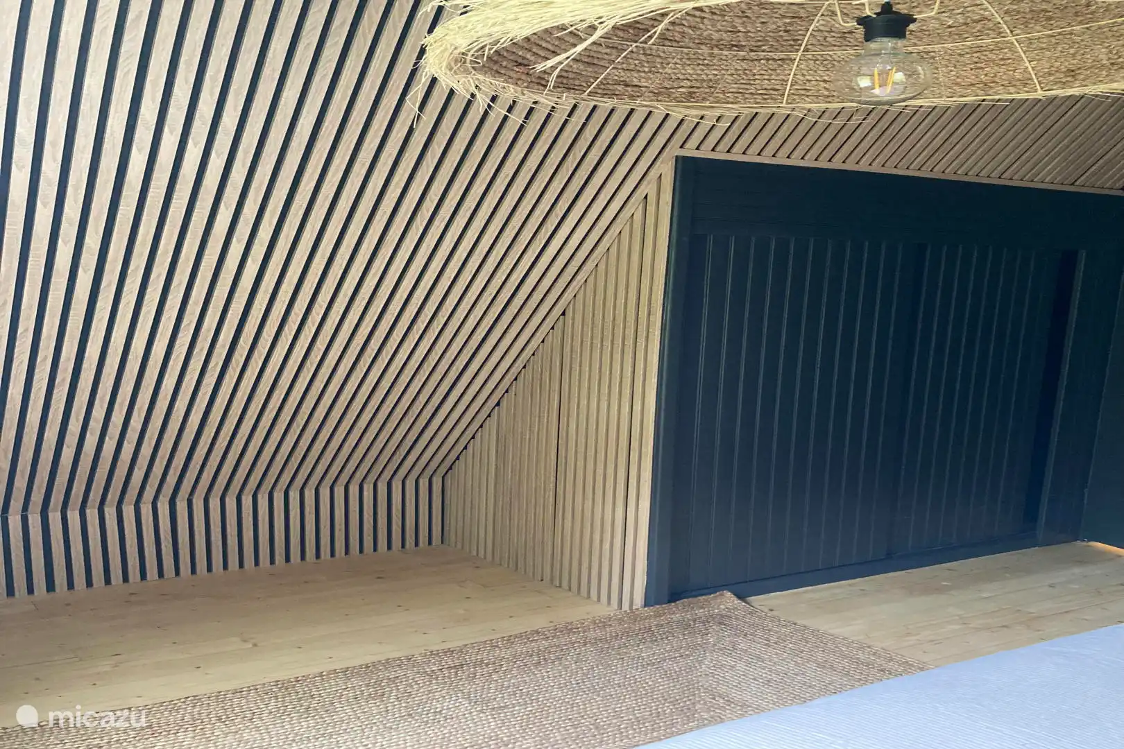 Slaapkamer met kastruimte