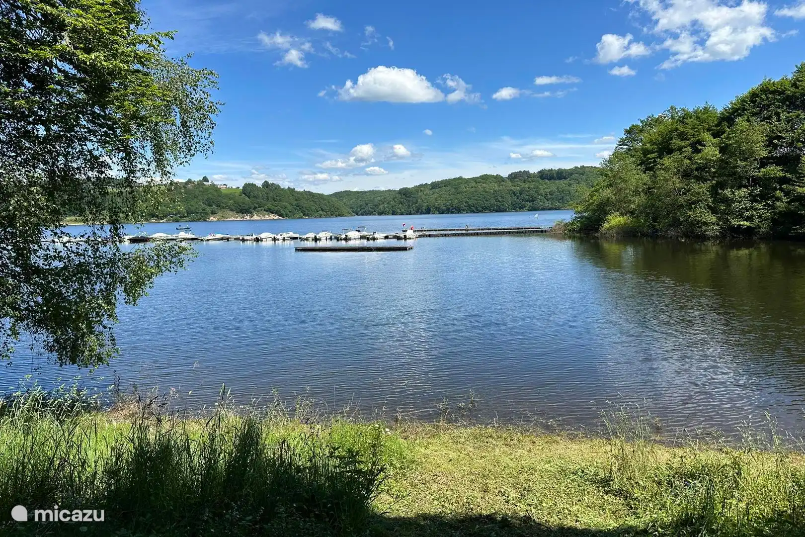 De aanlegsteiger in het meer