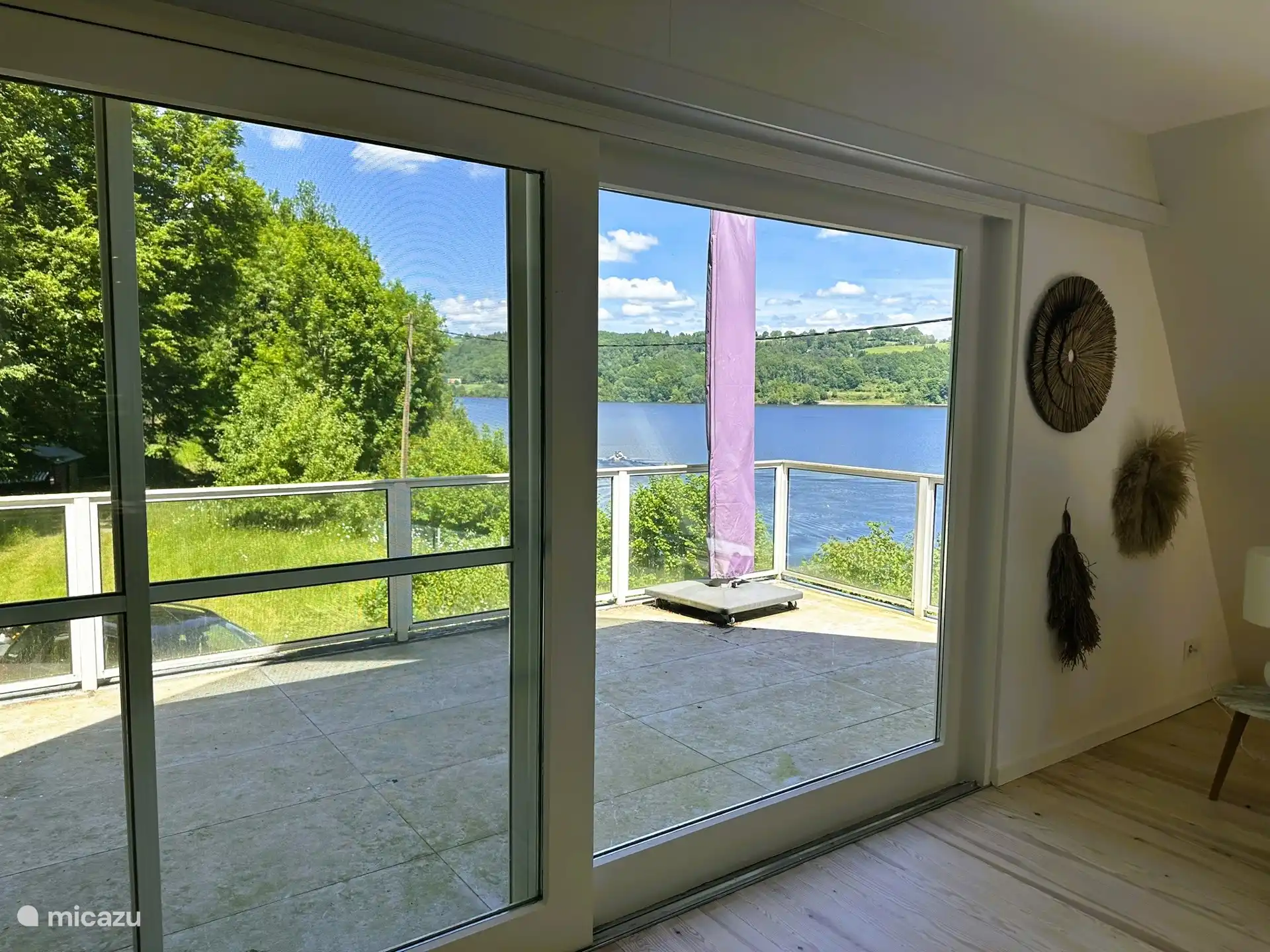 Vanuit de woonkamer uitzicht over het meer