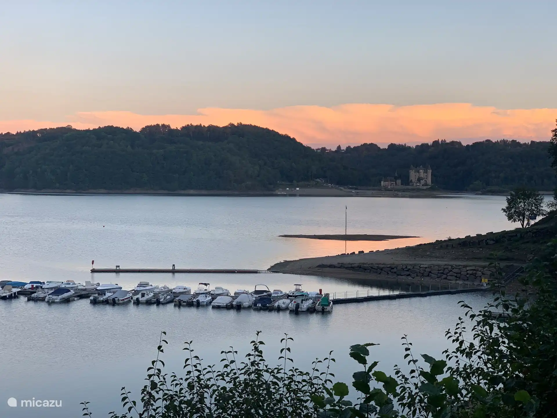 Het meer met prachtige zonsondergang