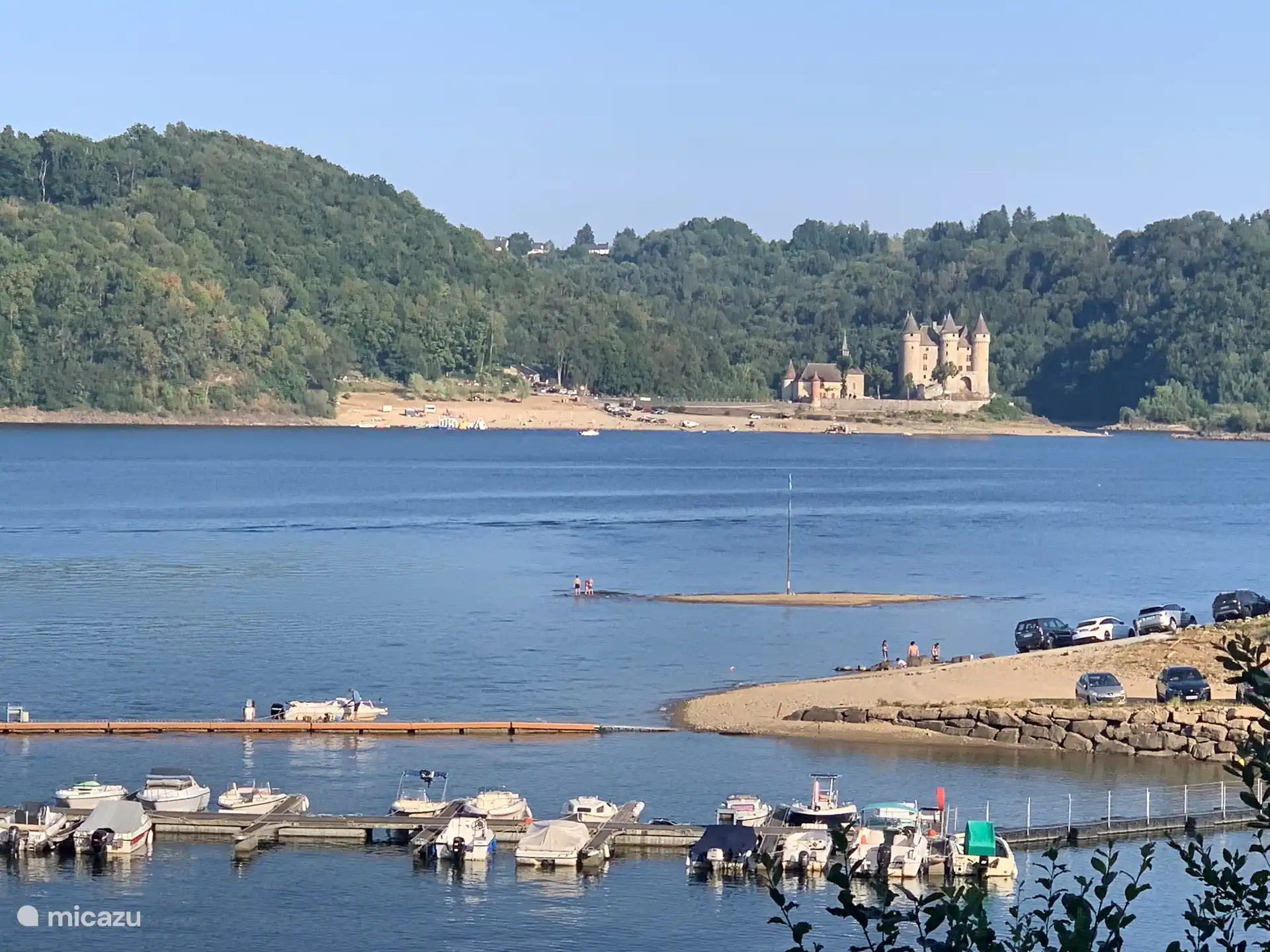 Het meer met aan de overkant het kasteel Chateau de Val