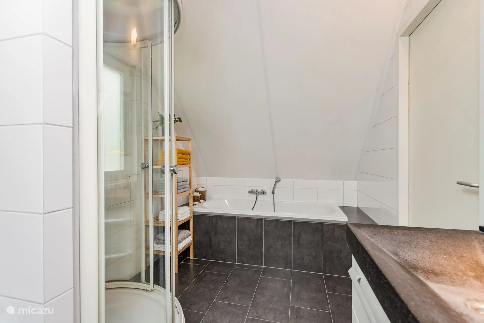 Geräumiges Badezimmer mit Badewanne