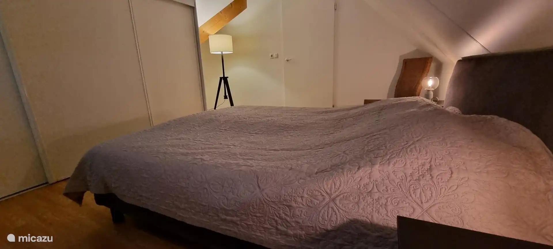 Schlafzimmer mit Doppelbett und Boxspringbett, 2 x 80cm x 200cm