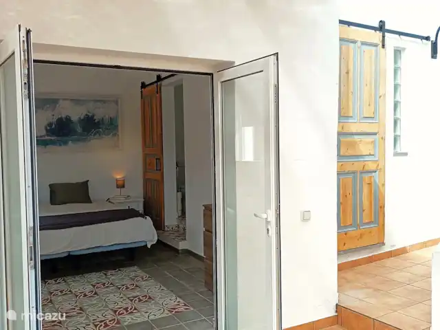 Wandelen, Portugal, Algarve, Quelfes, villa Vila Fonte Feliz SLaapkamer 4 (ook ensuite) met openslaande deuren naar het terras.