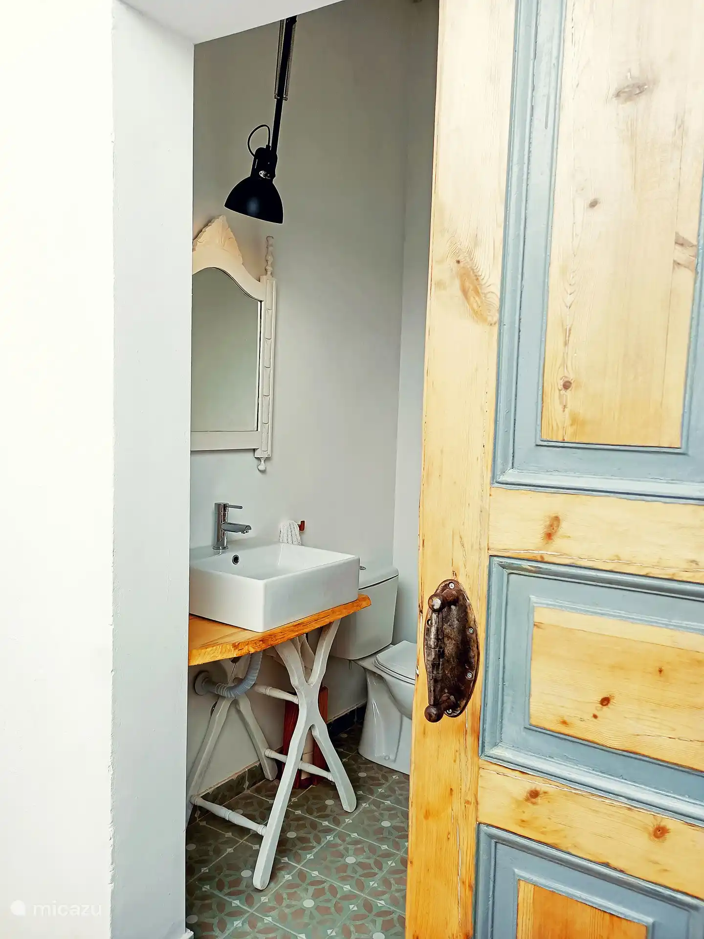 Separates Gäste-WC im Waschraum