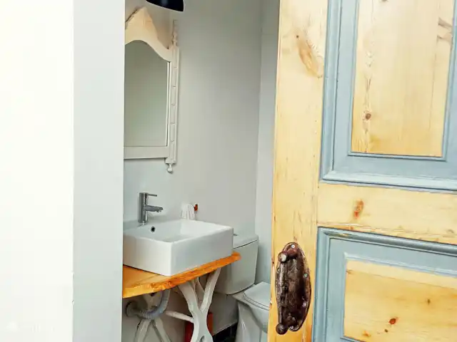 Wandelen, Portugal, Algarve, Quelfes, villa Vila Fonte Feliz Apart gastentoilet in de waskamer