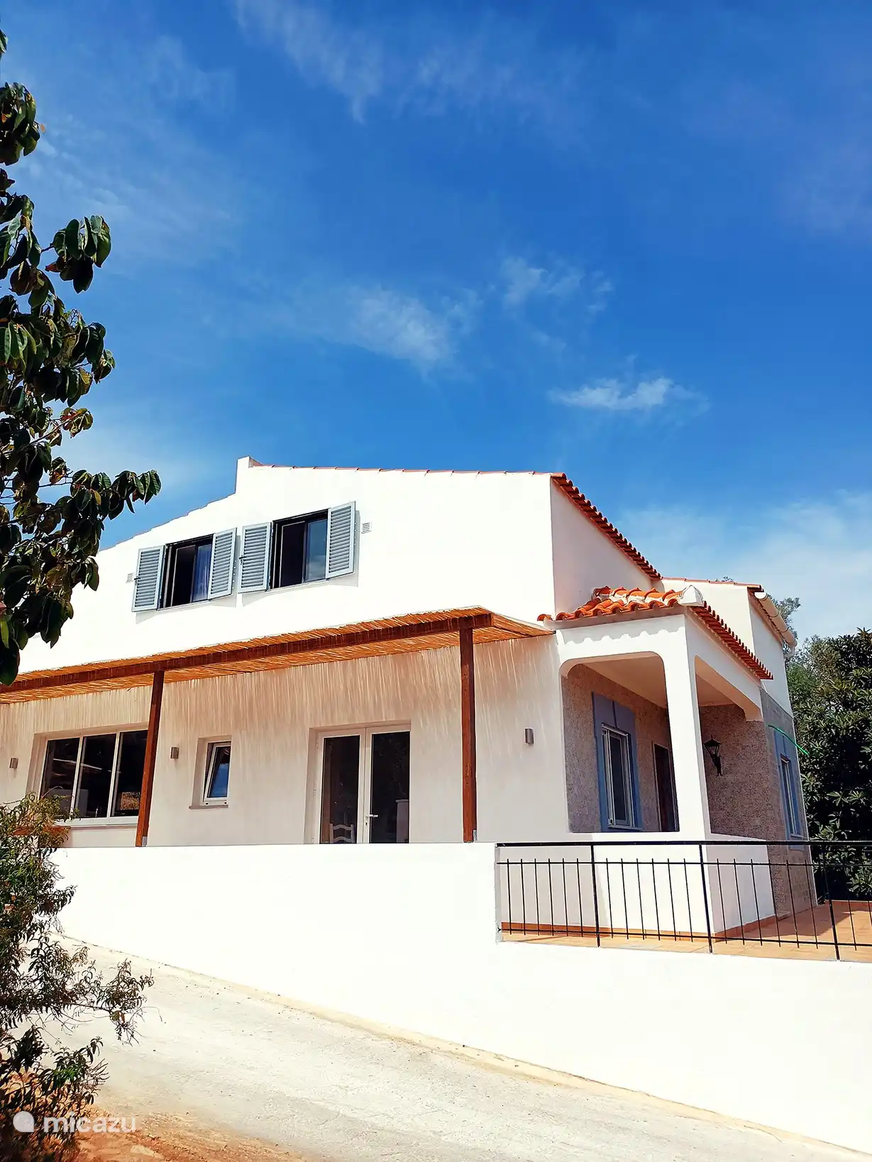 Das Haus vom Garten aus gesehen (mit Orangenbäumen).