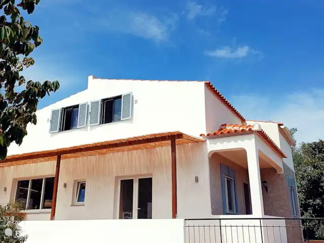 Wandelen, Portugal, Algarve, Quelfes, villa Vila Fonte Feliz Het huis vanuit de tuin  (met sinasappelbomen) gezien