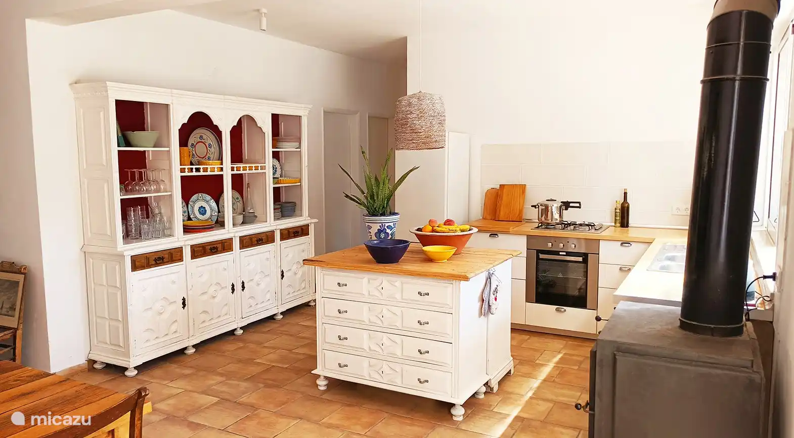 Die sehr gemütliche Küche mit Schiebefenster zur Terrasse