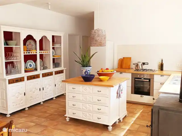 Wandelen, Portugal, Algarve, Quelfes, villa Vila Fonte Feliz De oergezellige keuken met schuiframen naar het terras