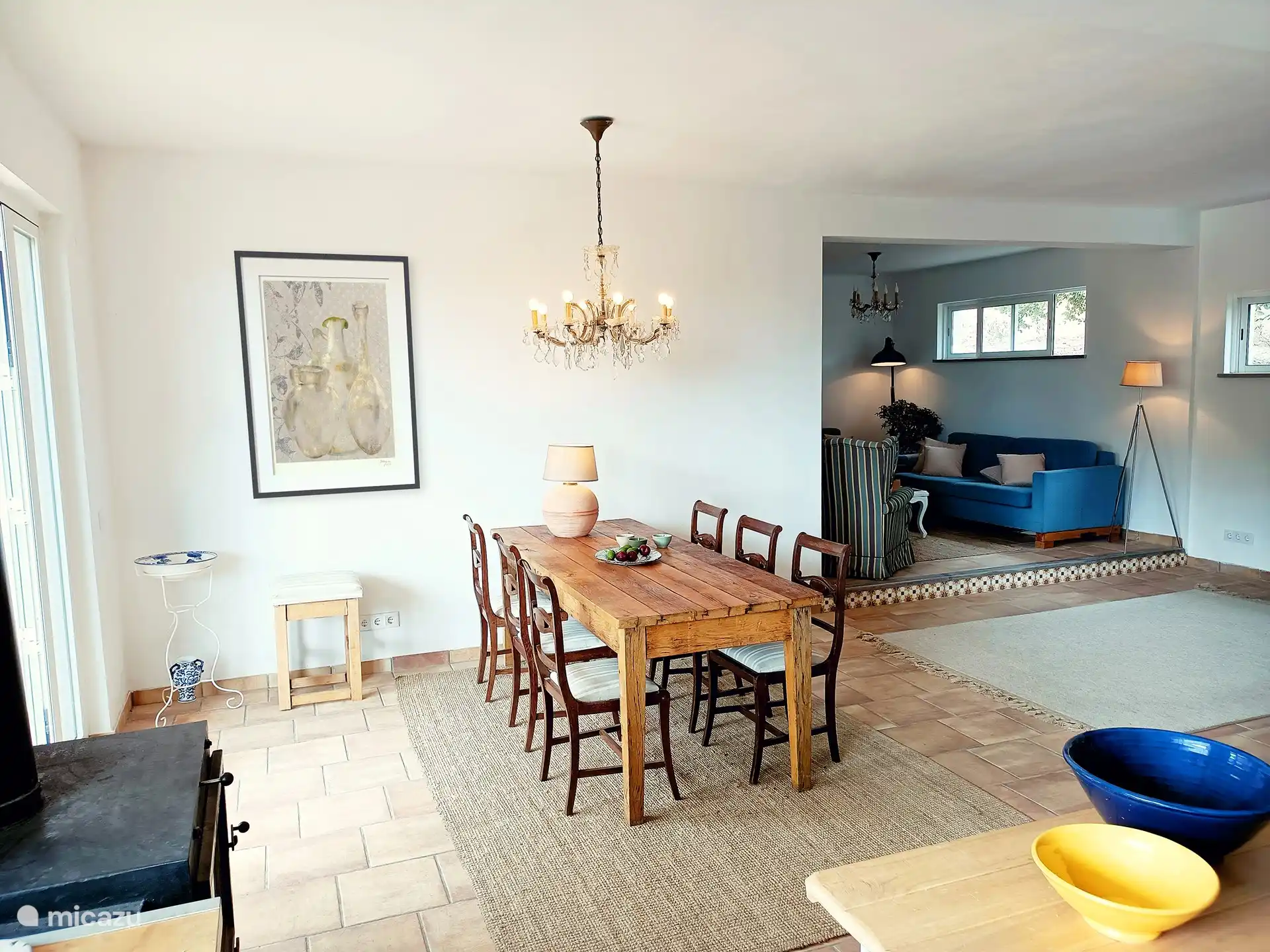 Ein langer Esstisch neben der Küche