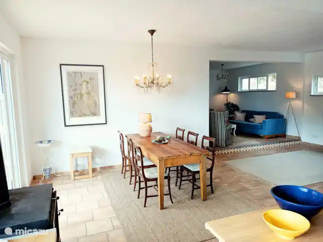 Wandelen, Portugal, Algarve, Quelfes, villa Vila Fonte Feliz Een lange eettafel naast de keuken