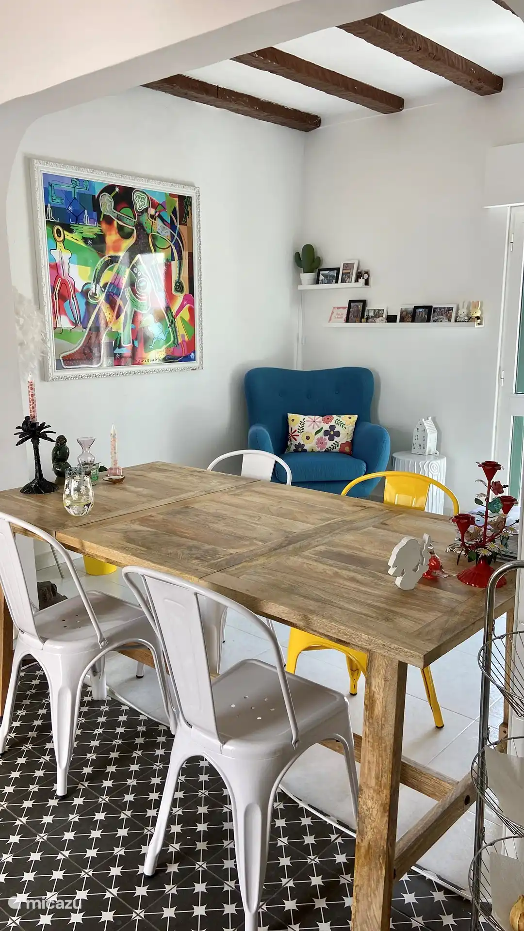 Living room seen from the kitchen