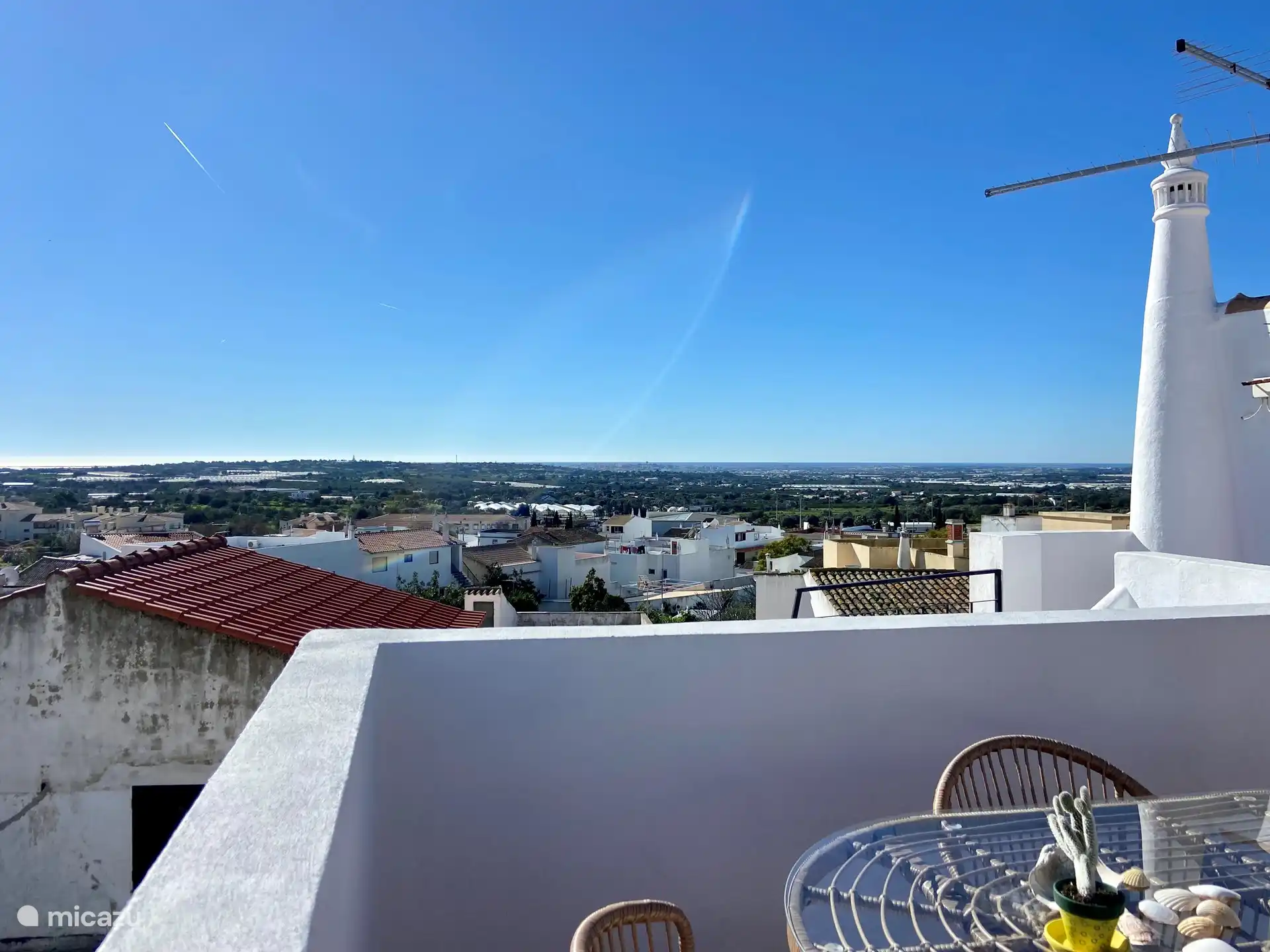 The village of Estoi is at your feet