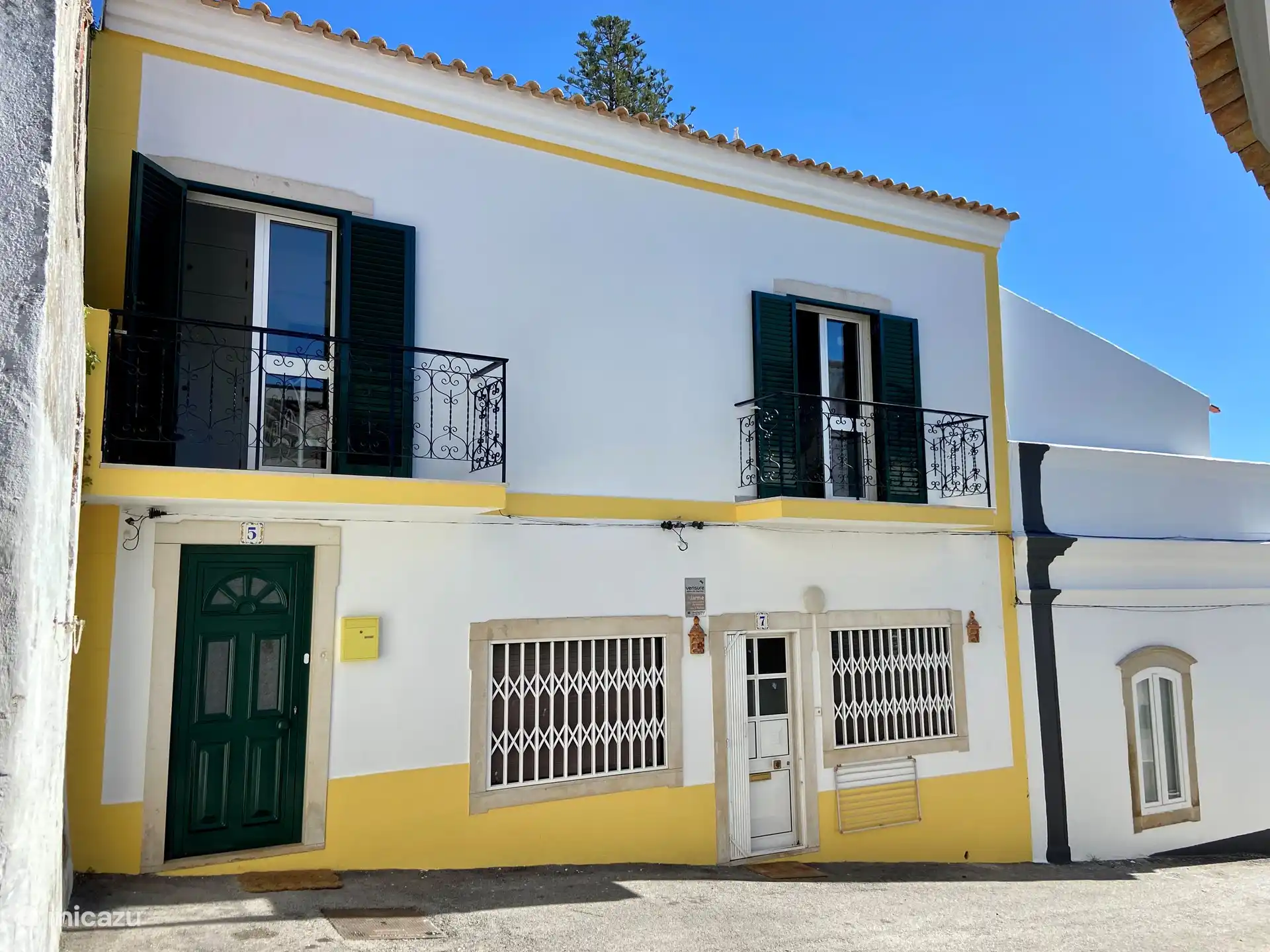 The green front door on the left: number 5, that's where you need to be!