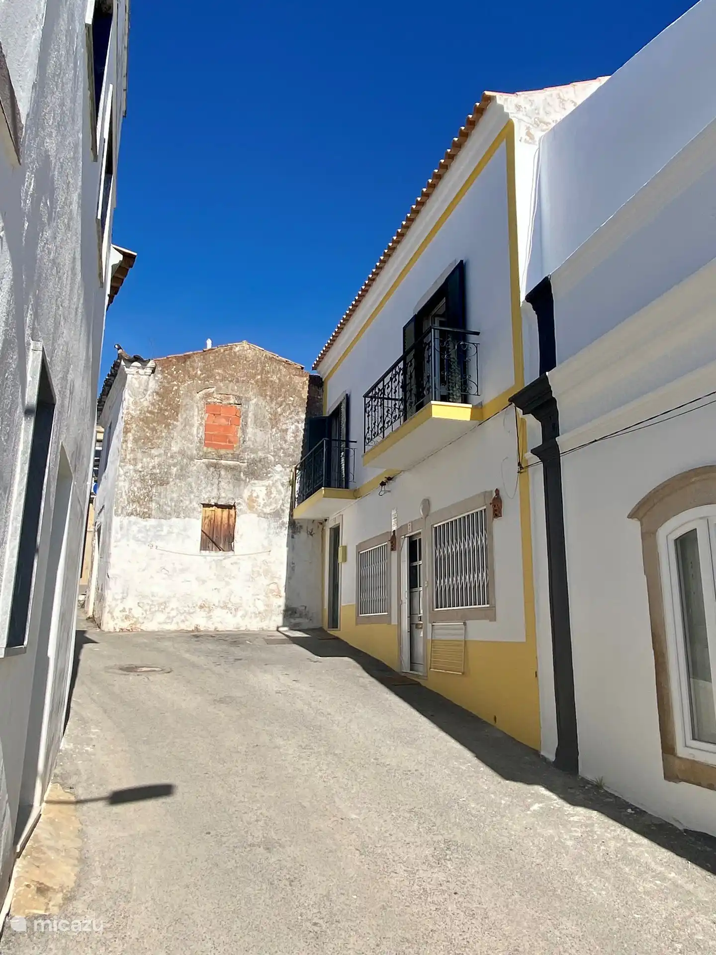 Side view of Casa Sandrinha