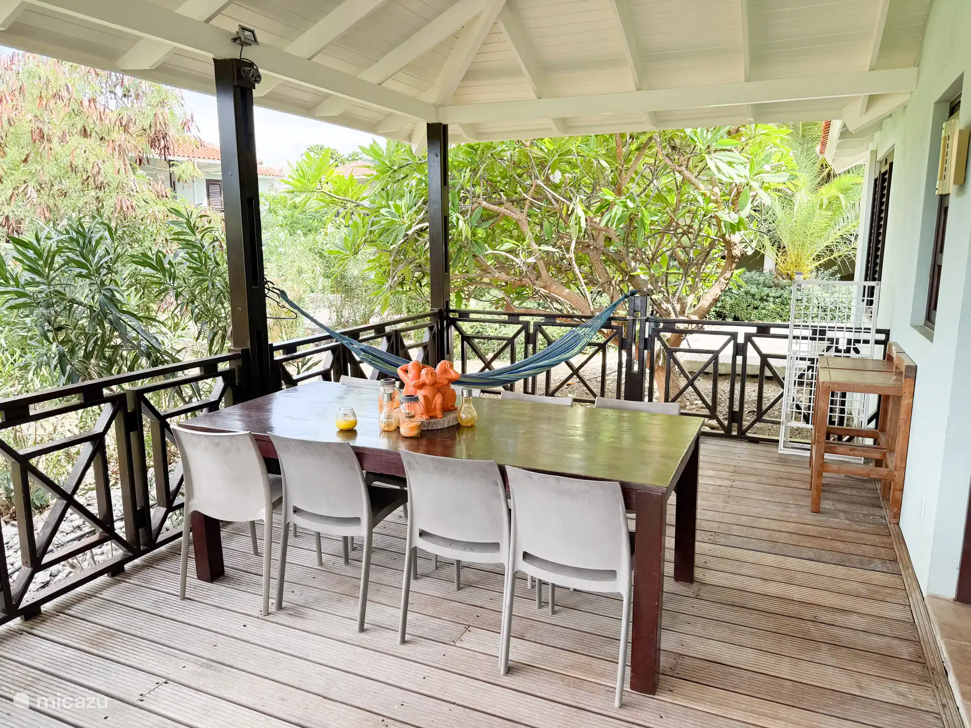 Mesa de comedor con muchas sillas