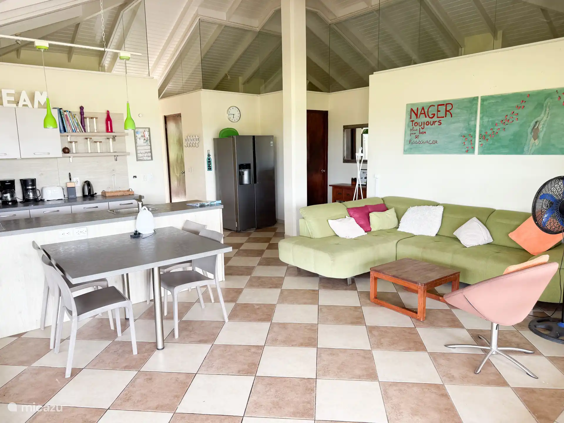 Sala de estar con sala de estar y lugar de trabajo