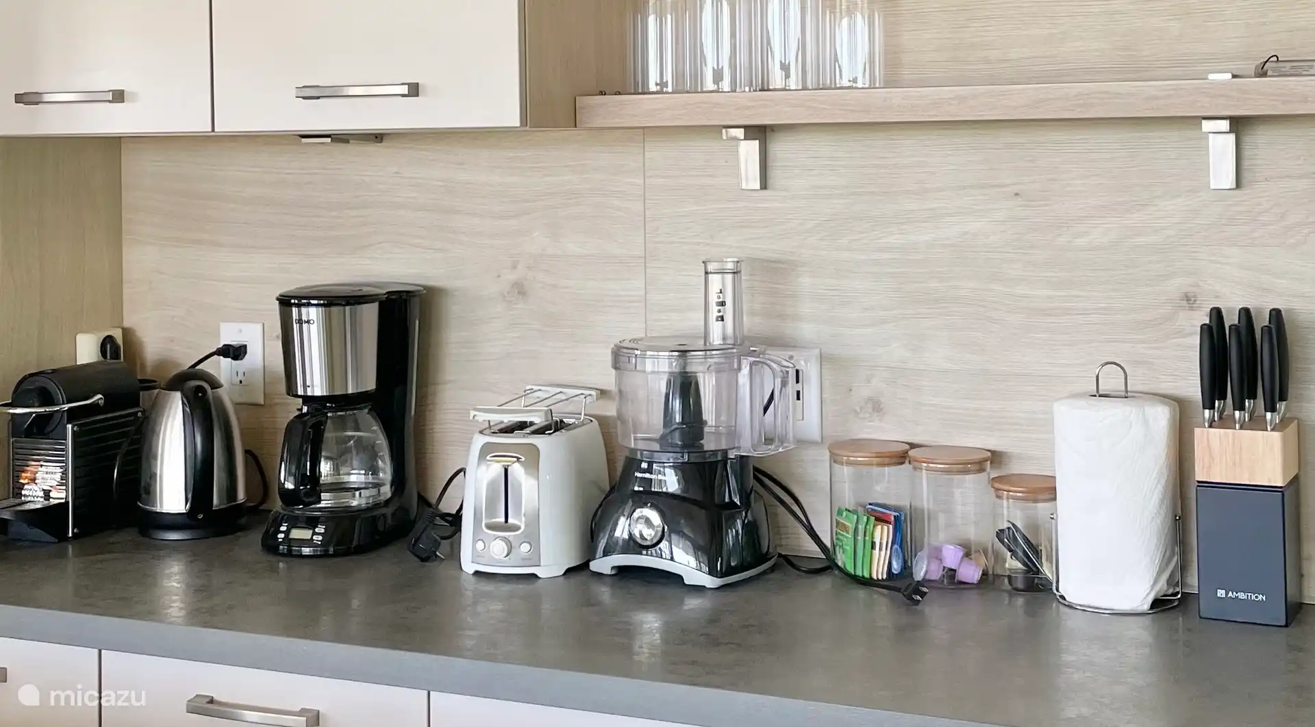 Cocina con muchos electrodomésticos