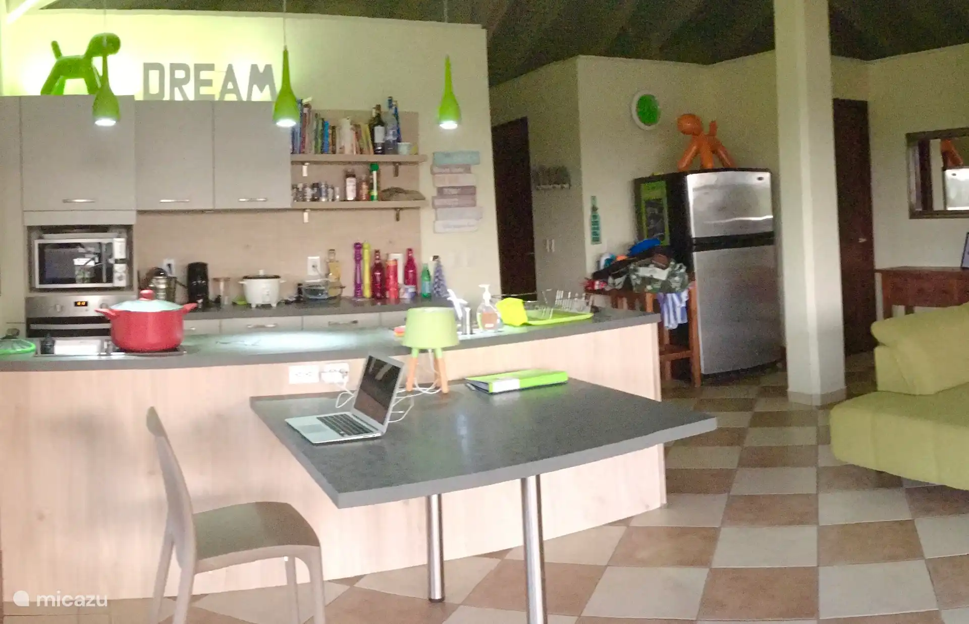 Amplia cocina con nevera americana, lavavajillas, placa de inducción, horno y microondas