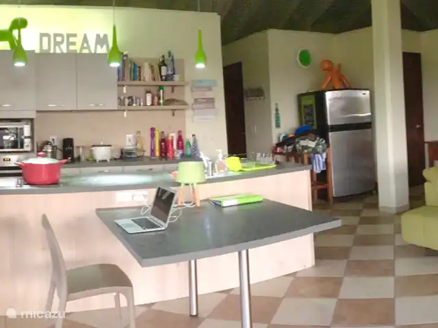 Villa Blue Bay avec vue sur le golf | Curaçao, Curaçao-Centre, Blue Bay - villa Cuisine spacieuse avec réfrigérateur américain, lave-vaisselle, plaque à induction, four et micro-ondes
