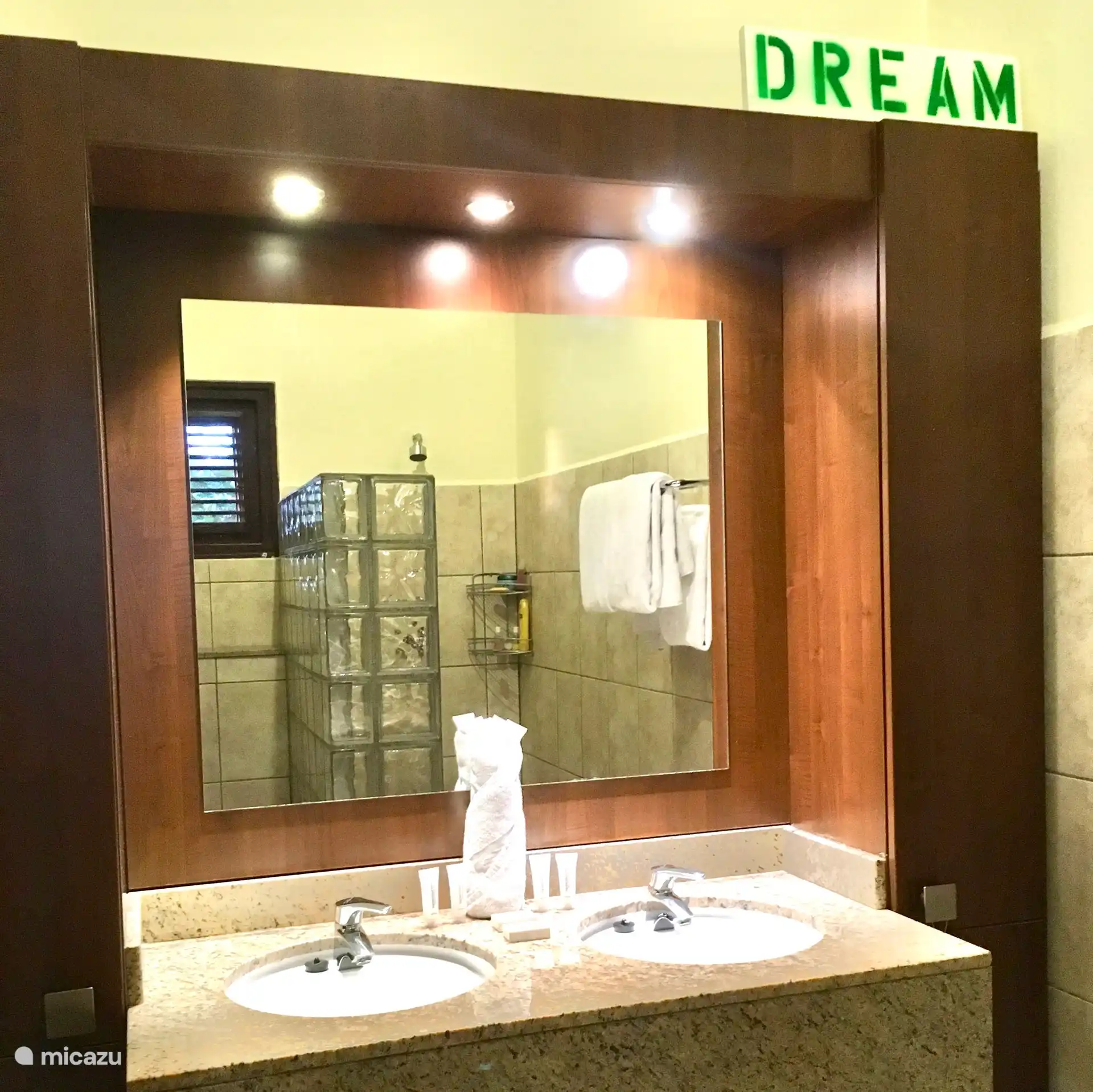 Primer baño con lavabo, ducha e inodoro