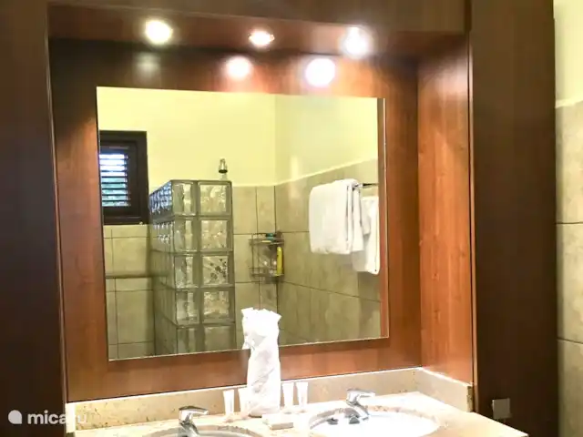 Villa Blue Bay avec vue sur le golf | Curaçao, Curaçao-Centre, Blue Bay - villa Première salle de bain avec lavabo, douche et WC