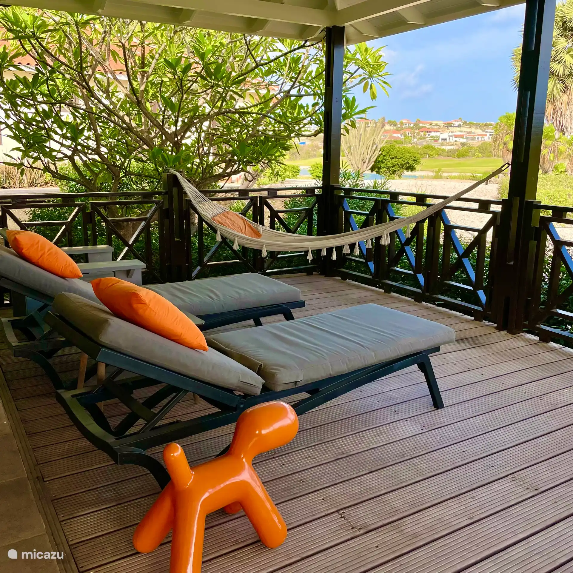 2 hermosas tumbonas en la terraza