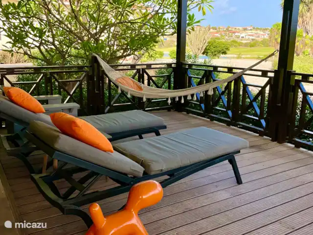 Villa Blue Bay avec vue sur le golf | Curaçao, Curaçao-Centre, Blue Bay - villa 2 jolis transats sur la terrasse