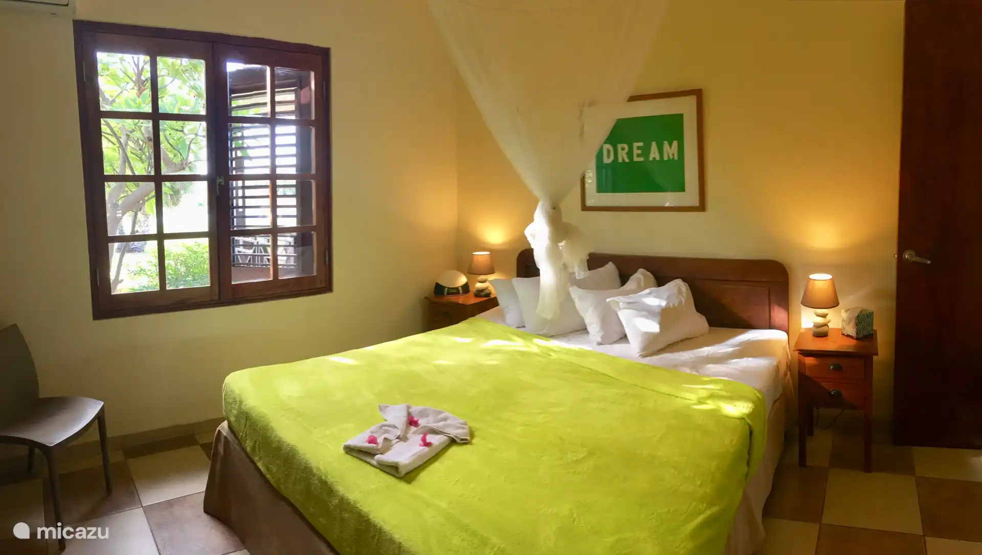 Dormitorio principal con aire acondicionado, ventilador, TV y baño privado