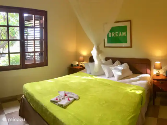 Villa Blue Bay avec vue sur le golf | Curaçao, Curaçao-Centre, Blue Bay - villa Chambre principale avec climatisation, TV et salle de bain privée