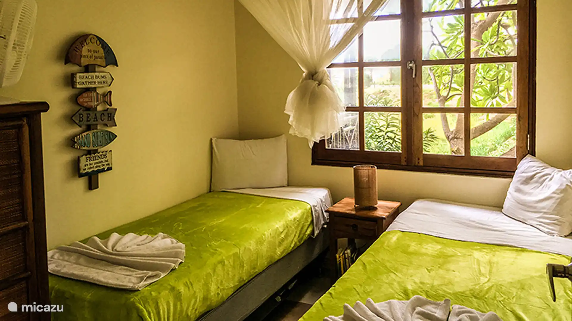 Tercer dormitorio con 2 camas y aire acondicionado, ventilador, TV y baño compartido