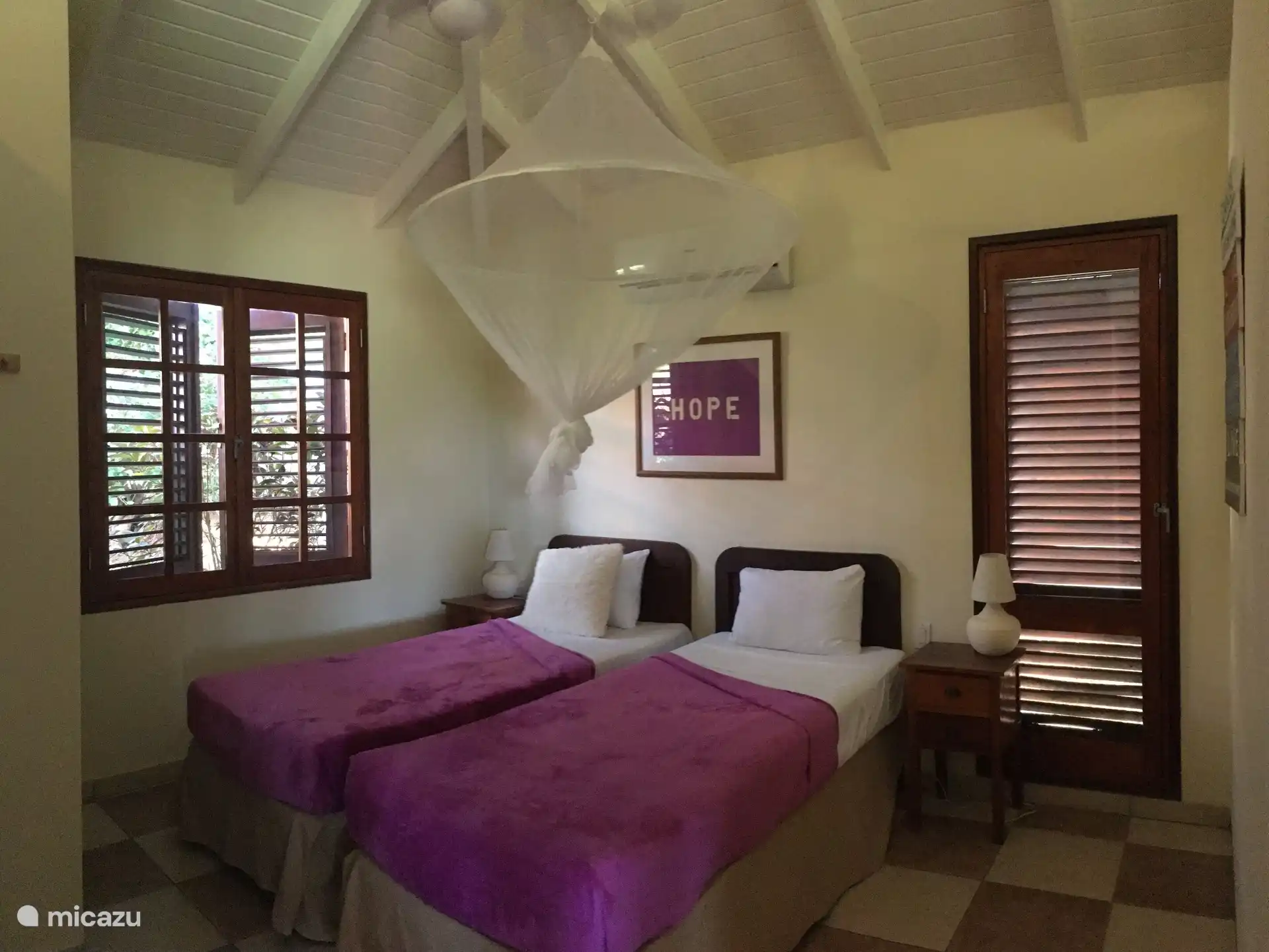 Segunda recámara con 2 somieres, aire acondicionado, ventilador y baño compartido