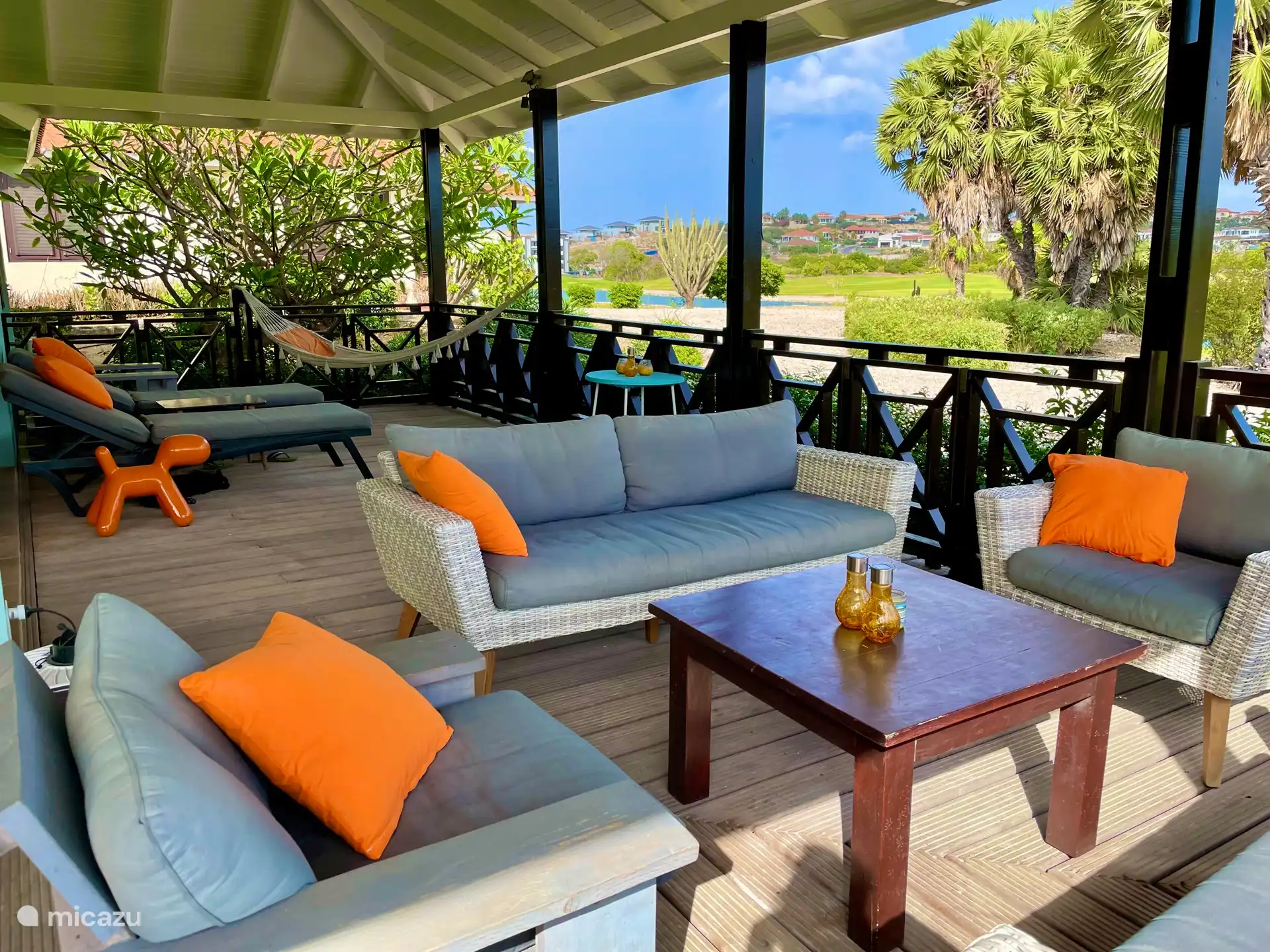 Preciosa zona de estar en la terraza con vistas al campo de golf