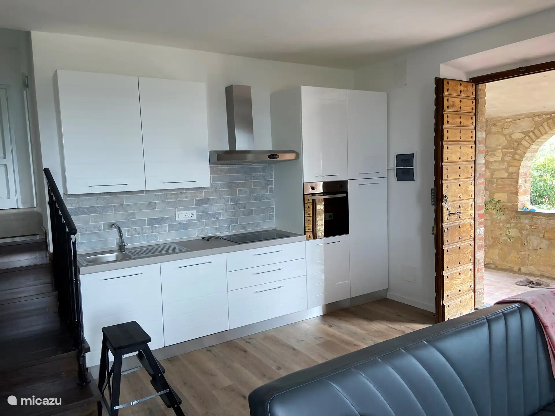 La cocina está totalmente equipada.