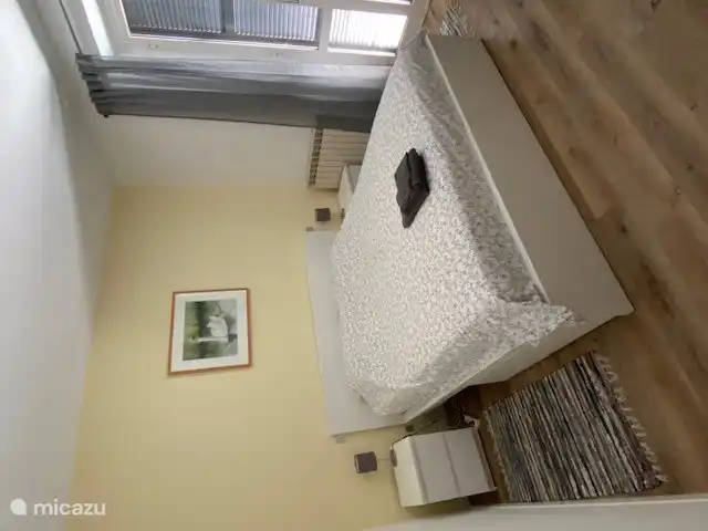 Este dormitorio tiene baño privado y balcón privado.