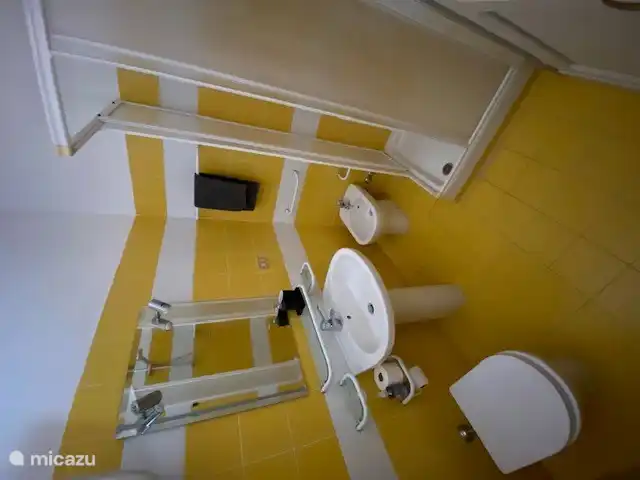 El cuarto de baño en suite, totalmente equipado.