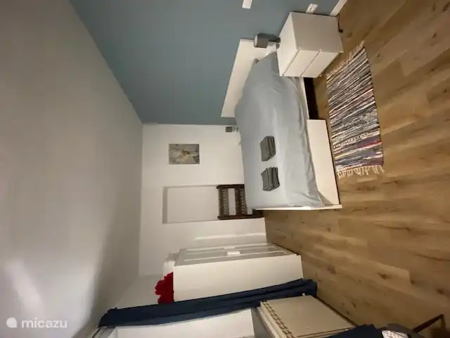 El amplio dormitorio tiene una cama doble y un sofá cama.