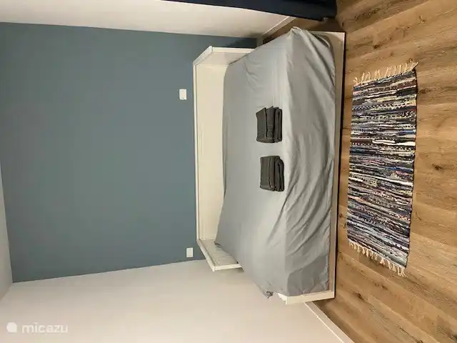 El sofá cama del amplio dormitorio se ha ampliado hasta convertirse en una cama doble de tamaño completo. 