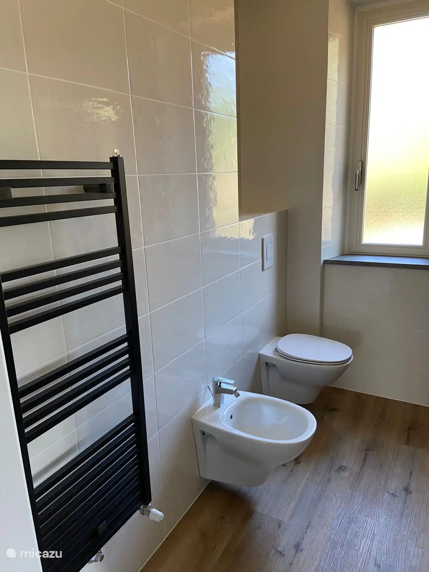 El amplio baño tiene acceso desde el pasillo y está totalmente equipado.