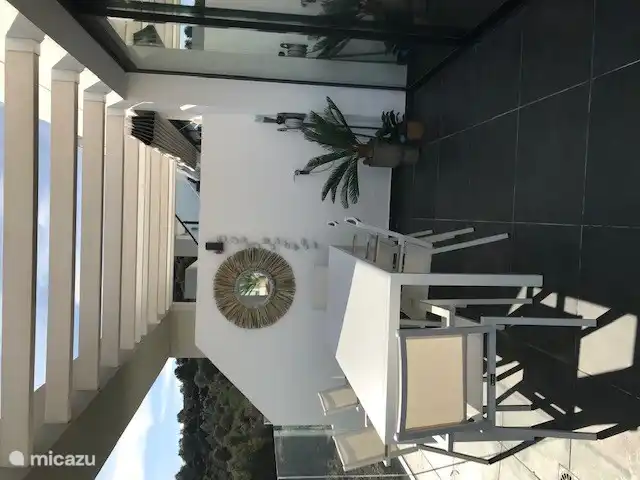 Esstisch auf dem Balkon neben dem Wohnzimmer und der Küche mit Meerblick 