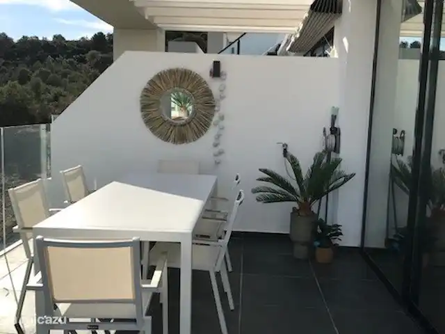 Penthouse el Sueño met dakterras huren in Spanje, Costa del Sol, La Cala de Mijas - penthouse Eettafel op het balkon grenzend aan de woonkamer en keuken met Zeezicht