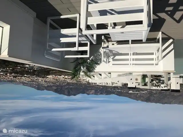 Entspannen Sie auf der Dachterrasse mit Berg- und Meerblick  