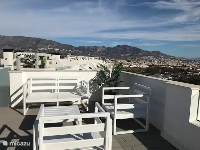Penthouse el Sueño met dakterras huren in Spanje, Costa del Sol, La Cala de Mijas - penthouse Lounge op het dak terras met uitzicht op de bergen en zeezicht