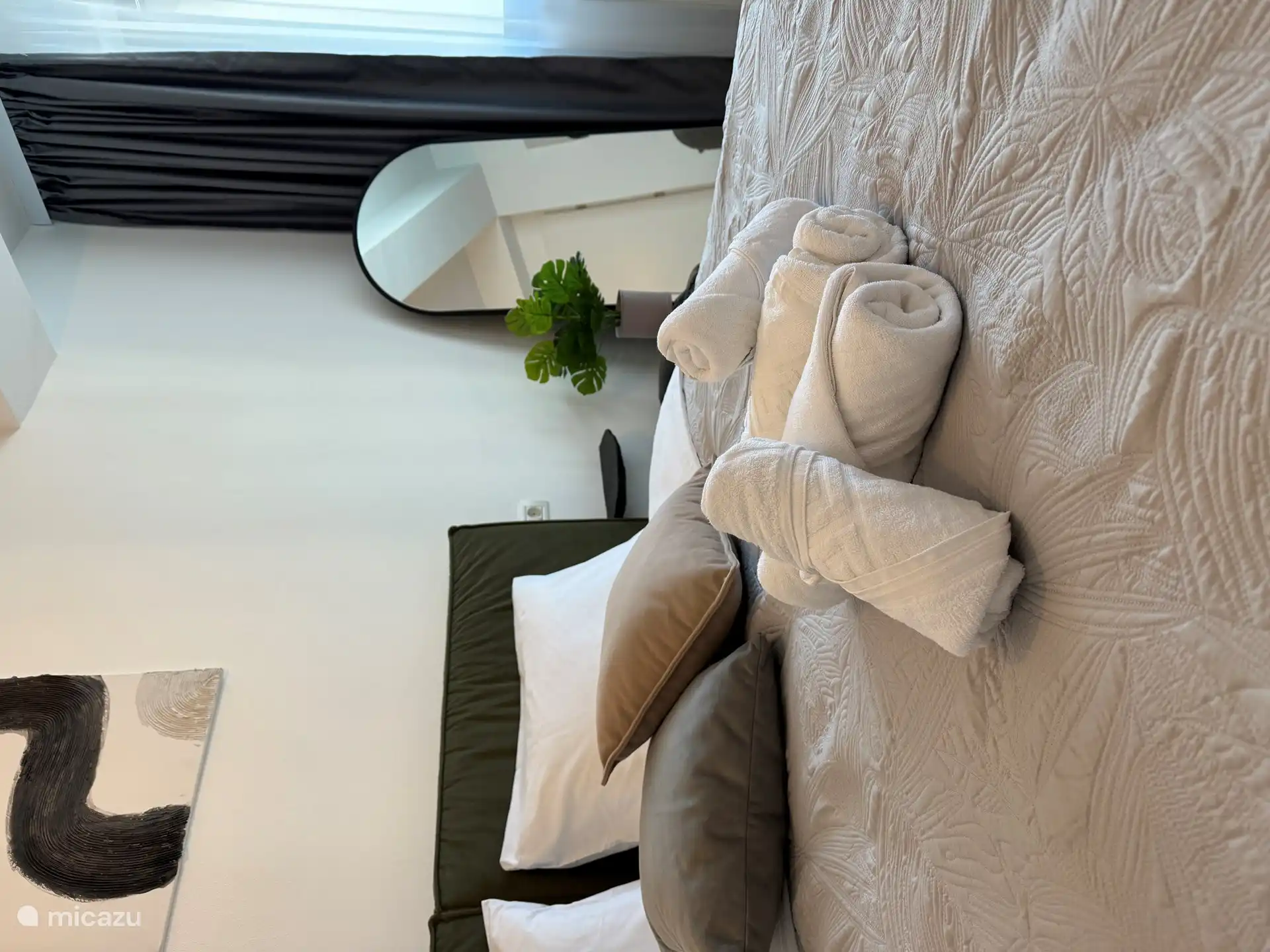 Bett und Handtücher 