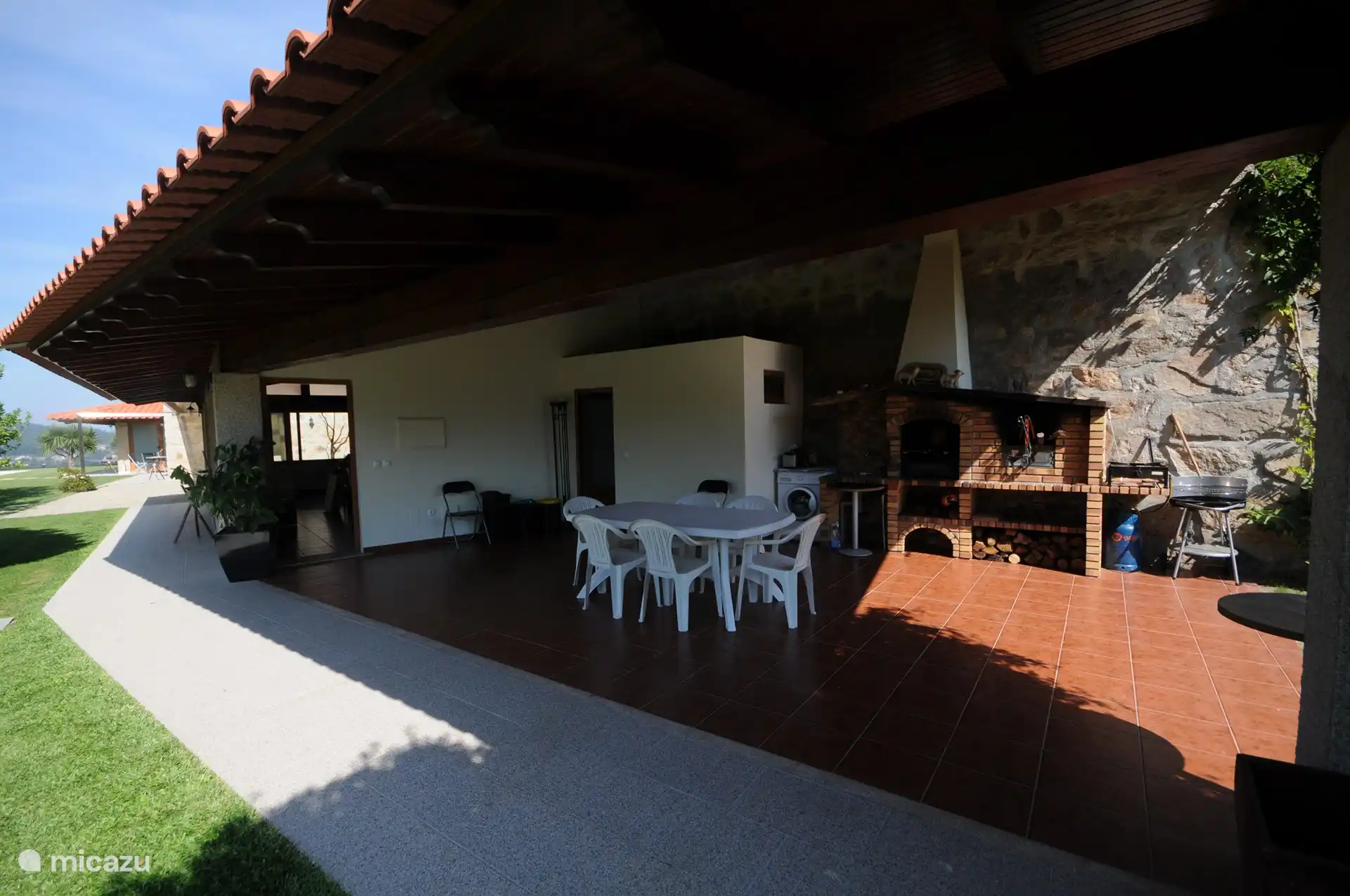 Überdachte Außenküche