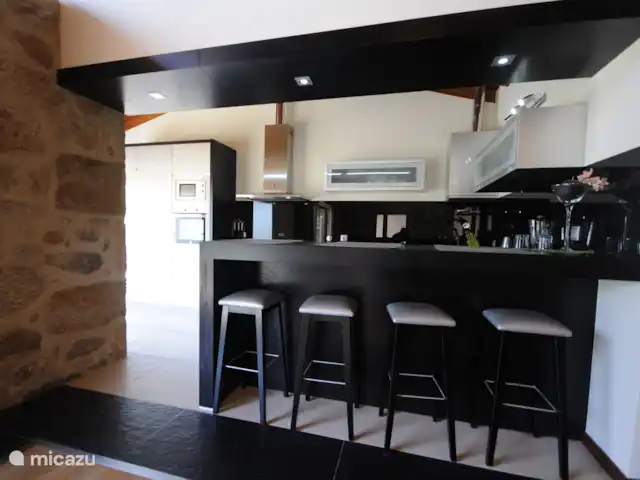 Adoravel en Portugal, Braga, Barcelos - villa Barra con taburetes cerca de la cocina.