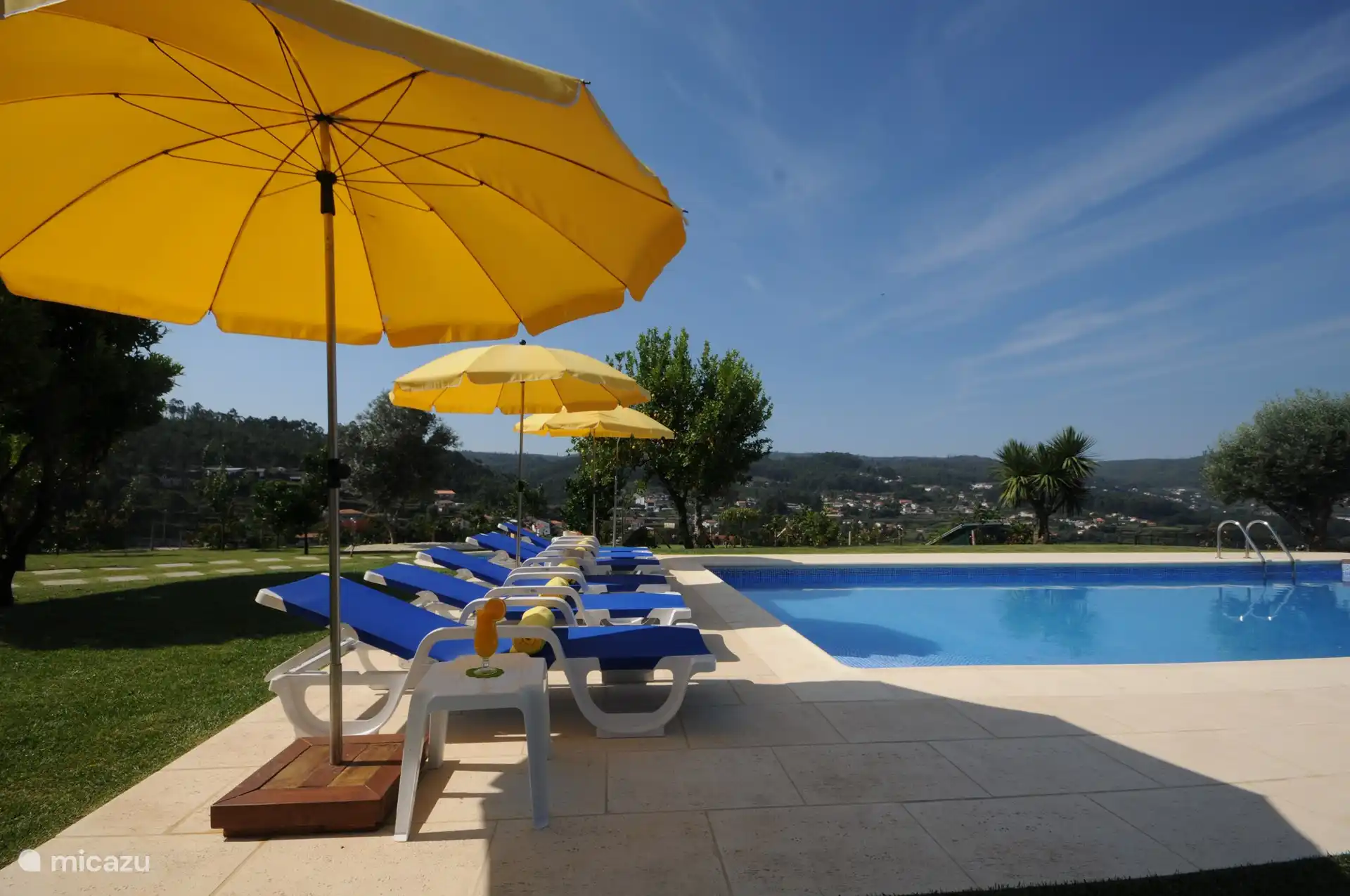 Schwimmbad mit Sonnenliegen