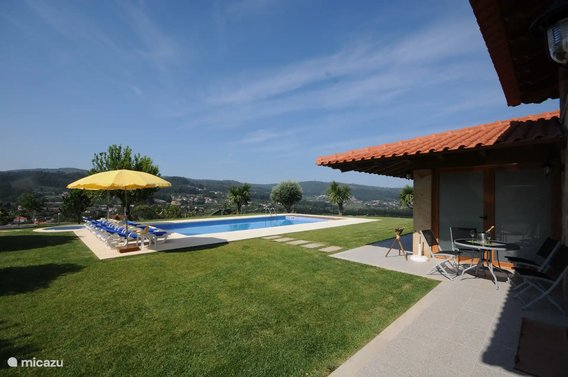 Blick auf das Schwimmbad und die Umgebung